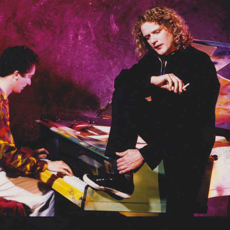 Georgette Gee und Terry am Klavier